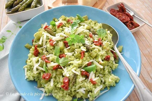 Sałatka ryżowa ze szparagami i pesto