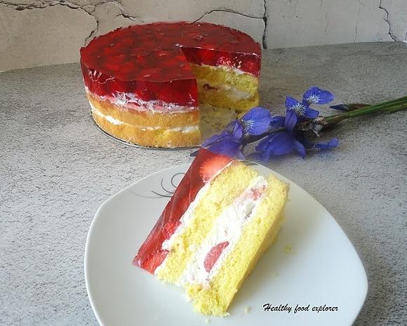 Tort z truskawkami i galaretką