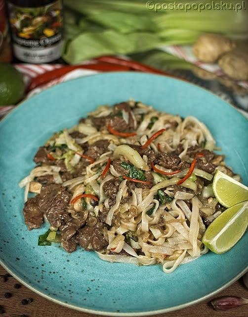 Stir fry z makaronem ryżowym i kangurem