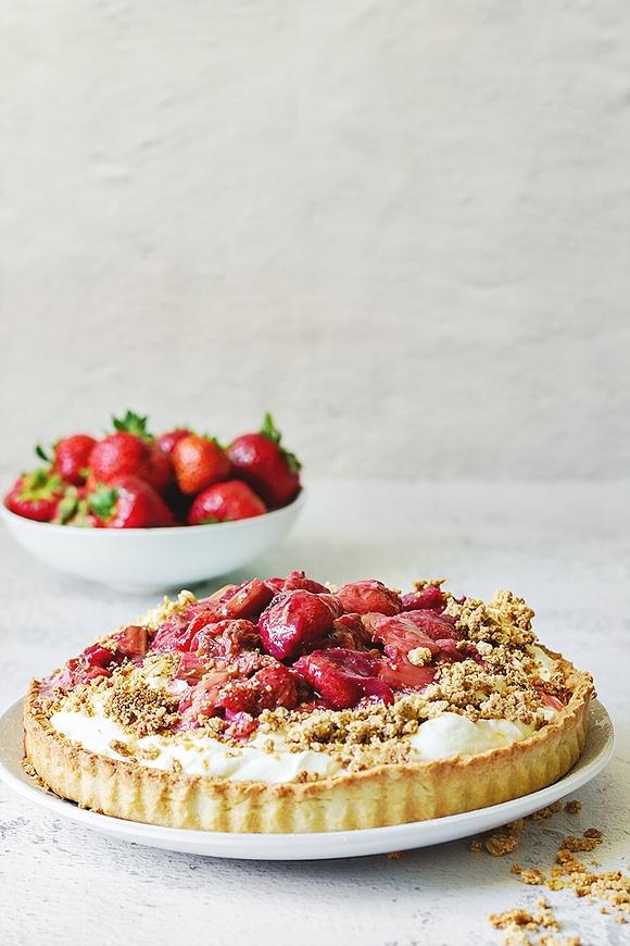 Tarta z rabarbarem i truskawkami z kremem mascarpone