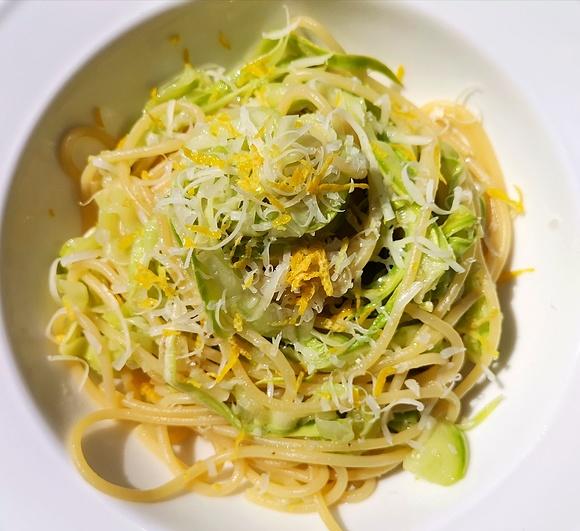 Spaghetti z cukinią miętą i skórką cytryny
