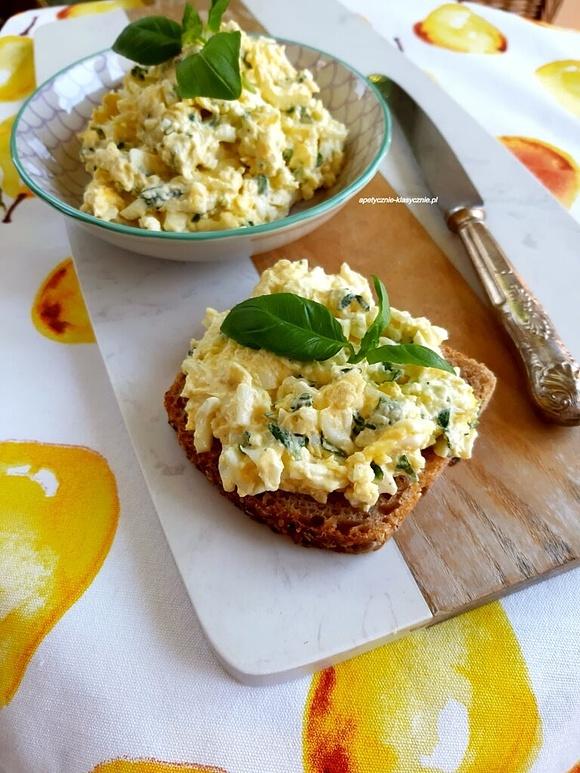 Pasta jajeczna z bazylią i parmezanem