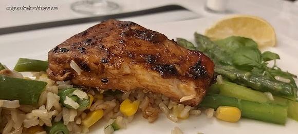 Łosoś teriyaki z ryżem, fasolką i kukurydzą