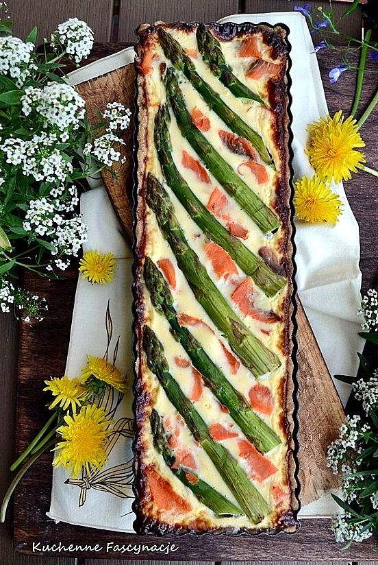 Tarta z wędzonym łososiem i szparagami na żytnim spodzie