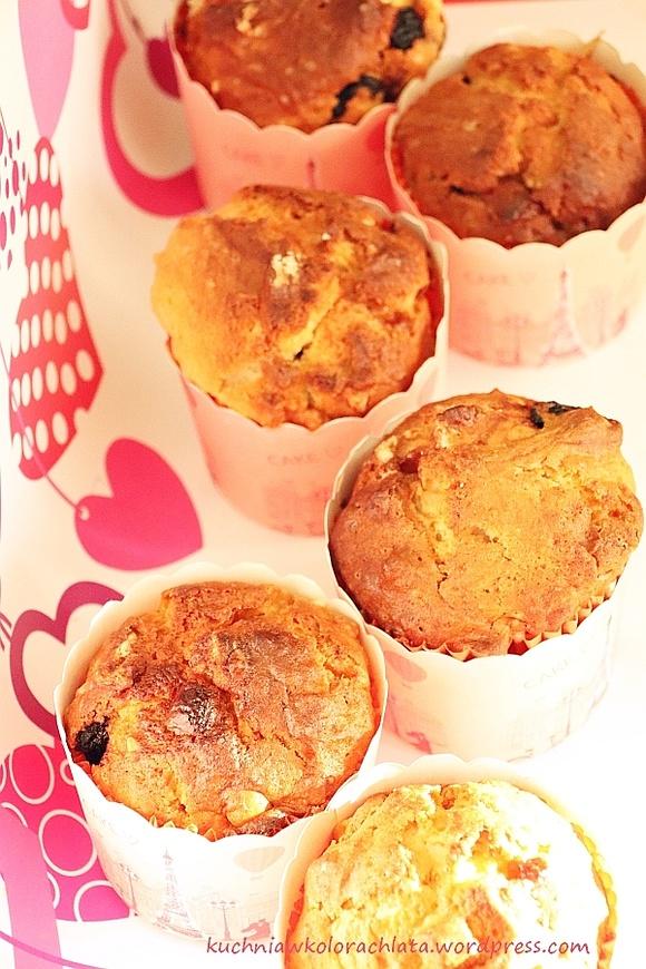Muffiny z ricottą, suszonymi wiśniami, migdałami i białą czekoladą