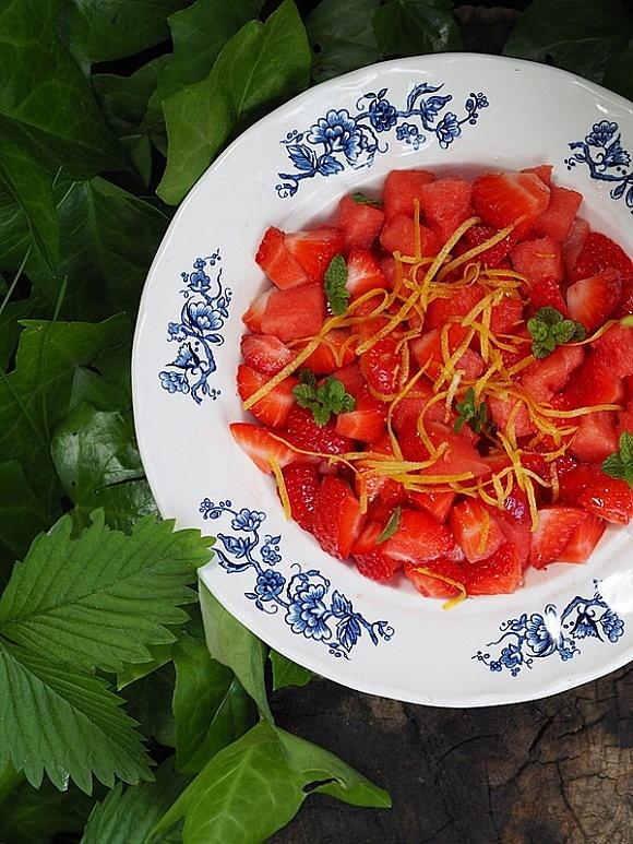 Sałatka z truskawek i arbuza - orzeźwiająca mieszanka smaków