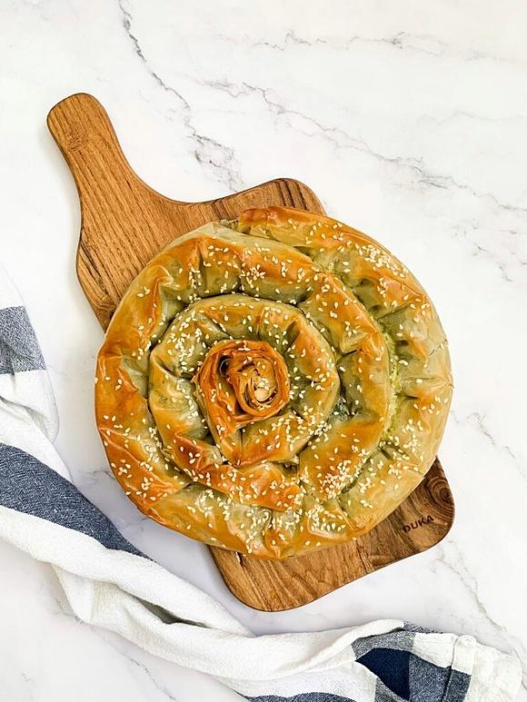 Spanakopita - tradycyjne greckie danie ze szpinakiem i fetą