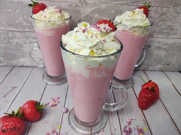 Milkshake truskawkowy z bitą śmietaną