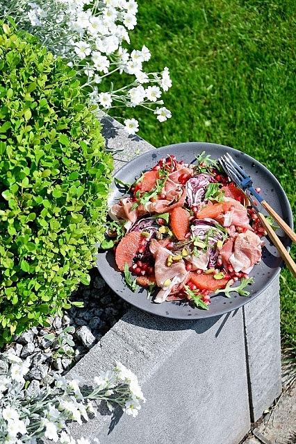 Sałatka z szynką parmeńską i różowym grapefruitem