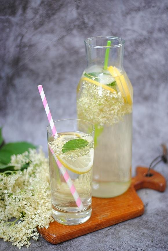 Lemoniada z kwiatów czarnego bzu