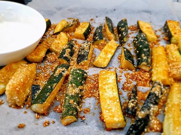 Cukinia zapiekana z parmezanem i sezamem