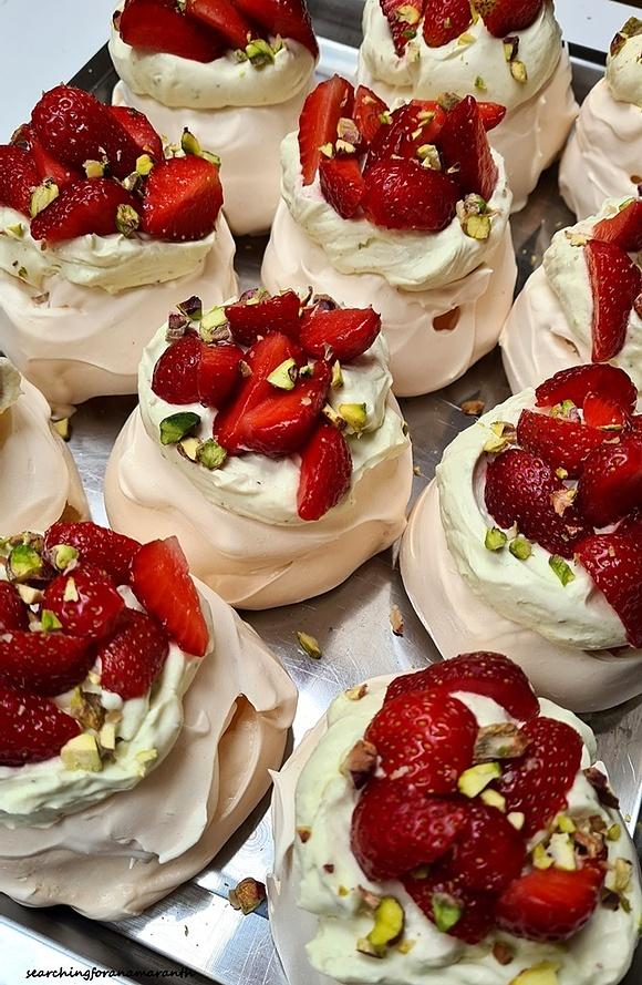 Mini Pavlova z kremem pistacjowym i truskawkami