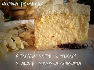 Kremowy sernik z musem z akacji i śmietaną
