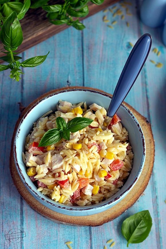 Sałatka z makaronem orzo, wędzonym kurczakiem, papryką i serem