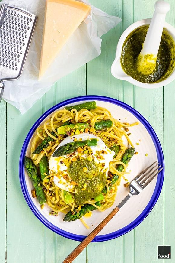 Spaghetti z pistacjowym pesto, szparagami i burratą