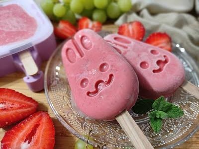 Lody truskawkowe na patyku