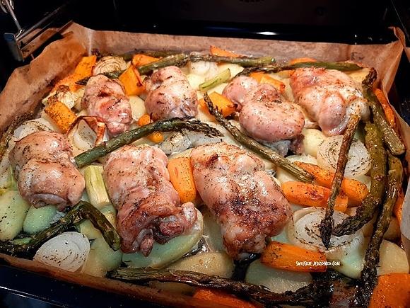 Pieczone udka z masłem czosnkowym i młodymi warzywami
