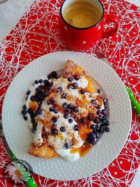 Omlet jabłkowy z jogurtem proteinowym
