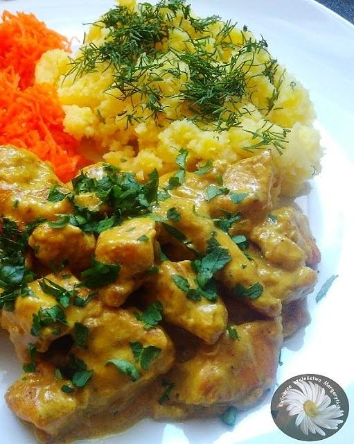 Kurczak w sosie cebulowo-śmietanowym z kurkumą