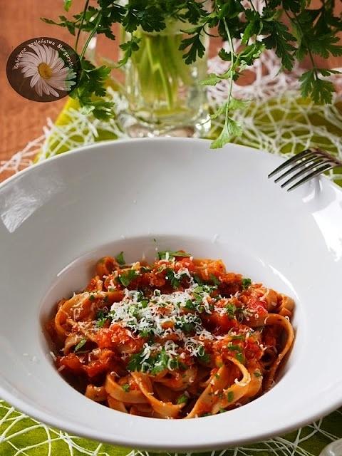 Tagliatelle z sosem z czerwonej soczewicy