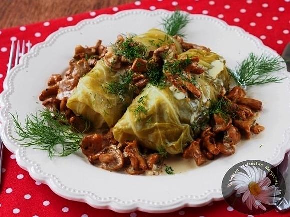 Gołąbki z mięsem indyka i kaszą bulgur w sosie kurkowym