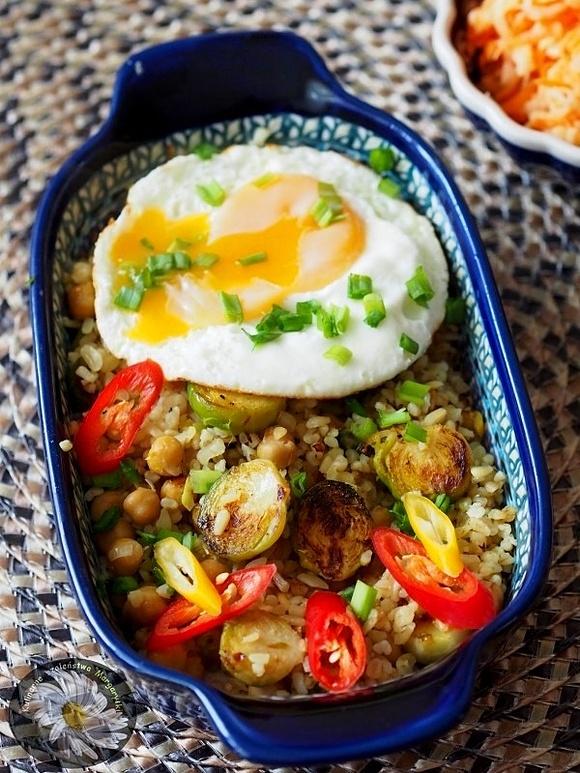 Kasza bulgur z brukselką i cieciorką z sadzonym jajkiem