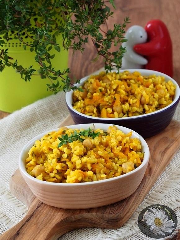 Kasza bulgur z ciecierzycą, dynią i marchewką
