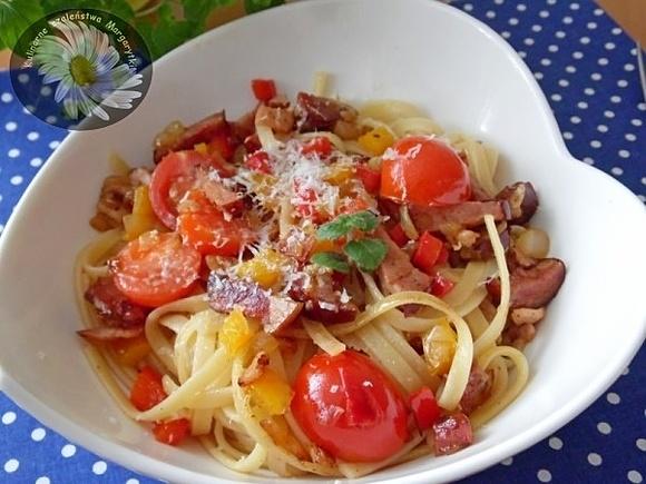 Makaron z szynką, chorizo, papryką i pomidorkami