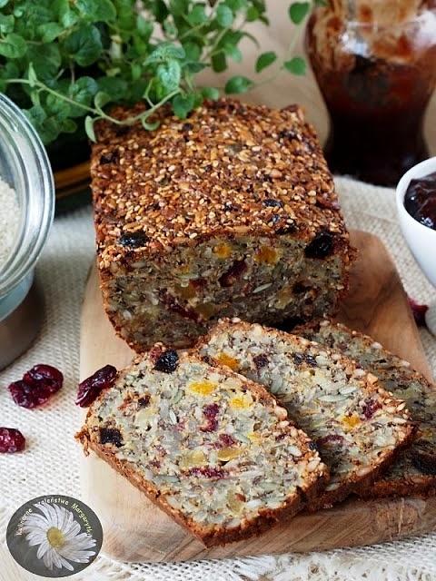 Chlebek z ziaren i bakalii bez mąki i drożdży