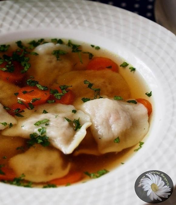 Rosół drobiowo-wołowy z wolnowaru z pierożkami mięsnymi