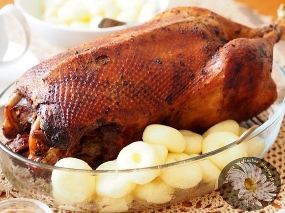 Gęś pieczona nadziewana jabłkami i żurawiną