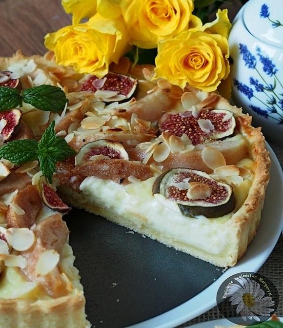 Tarta z budyniem waniliowym, gruszkami, figami i płatkami migdałowymi