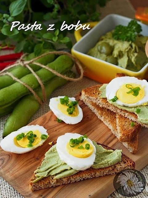 Pasta z bobu na grzankach z jajkiem na twardo