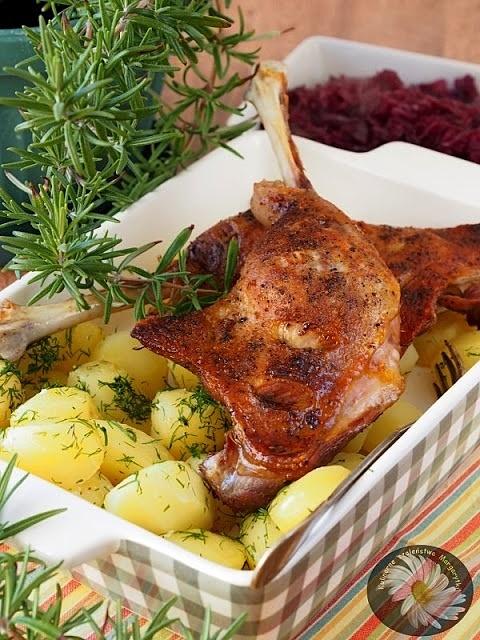 Gęsie nogi marynowane w cydrze z rozmarynem, pieczone z szalotkami i czosnkiem