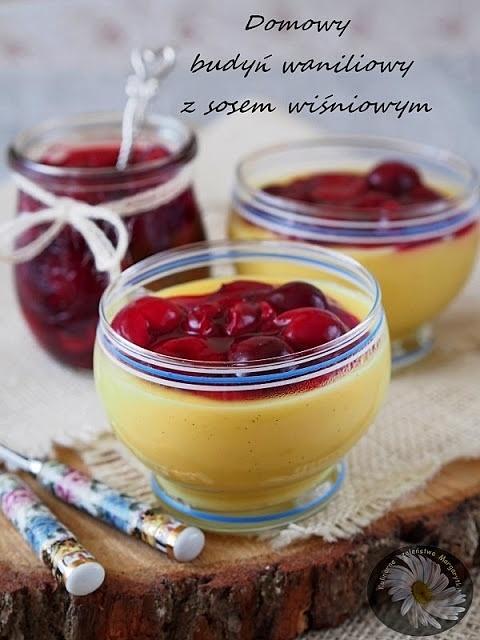 Domowy budyń waniliowy z sosem wiśniowym i cynamonem