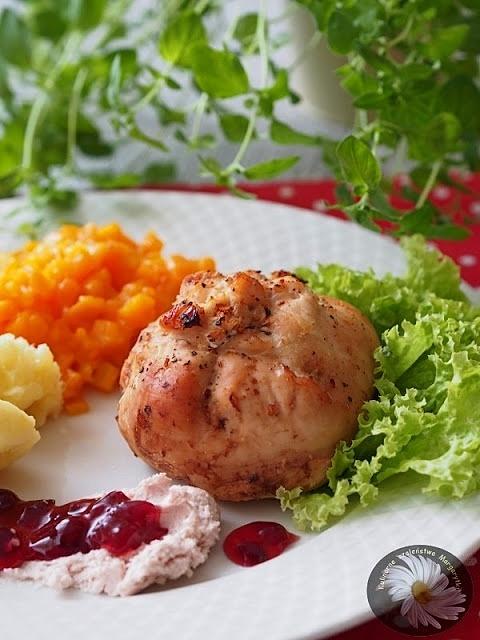 Sakiewki z kurczaka z serkiem, wędzonym boczkiem i żurawiną