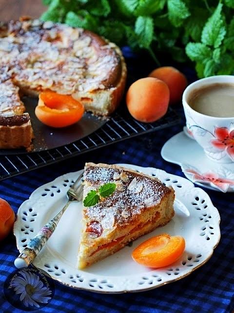 Tarta z serem, morelami i płatkami migdałowymi