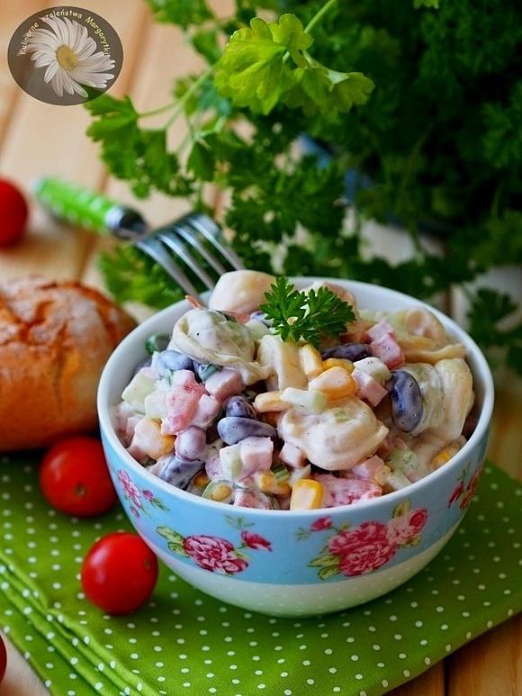 Sałatka z tortellini i czerwoną fasolą