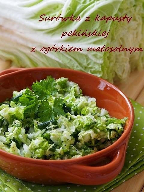 Surówka z młodej kapusty pekińskiej z ogórkiem małosolnym