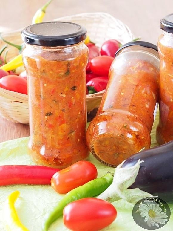 Sos pomidorowy z pieczonymi warzywami na zimę do słoików