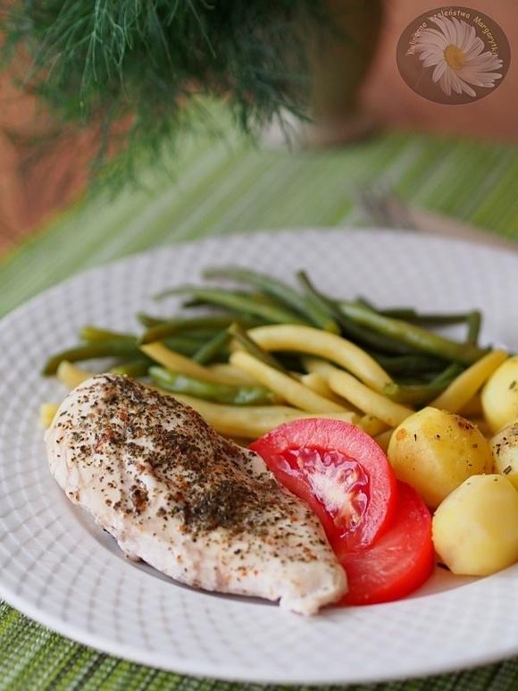 Filet z kurczaka z ziołami toskańskimi na parze z fasolką szparagową