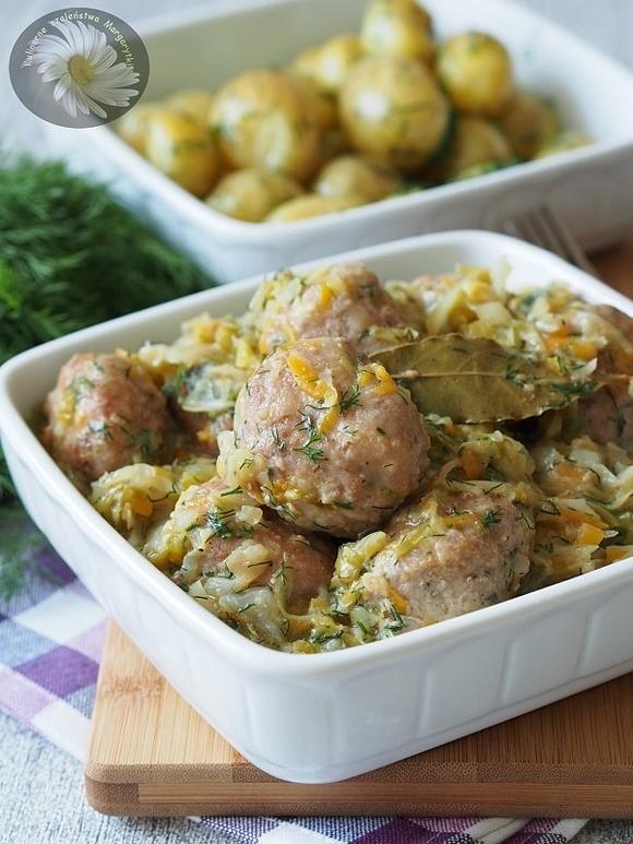 Klopsiki duszone w młodej kapuście