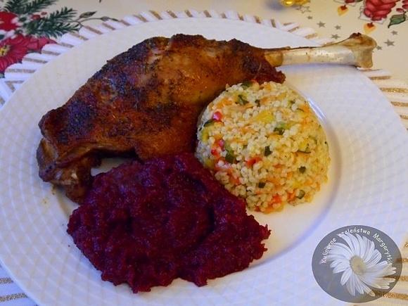 Pieczone gęsie nogi z majerankiem i rozmarynem
