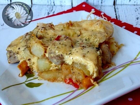 Zapiekanka ziemniaczana z polędwiczką wieprzową, cebulą i papryką
