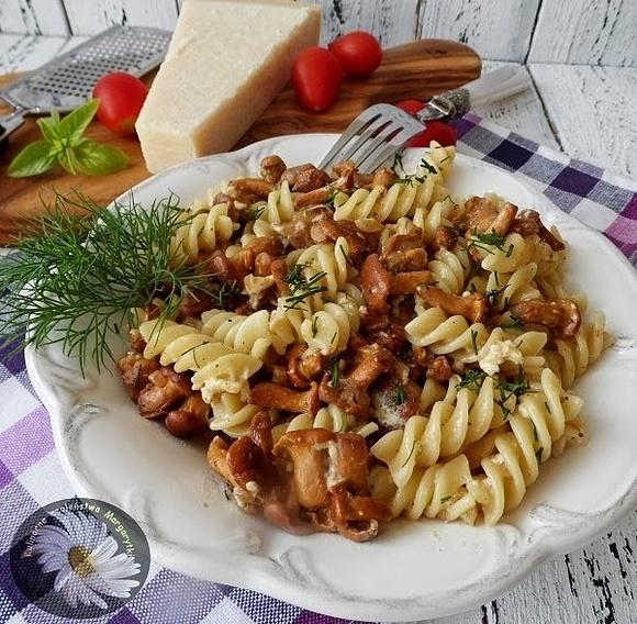 Makaron świderki z kurkami w sosie jajeczno-śmietanowym