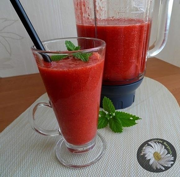 Koktajl truskawkowy z sokiem pomarańczowym bez mleka i cukru