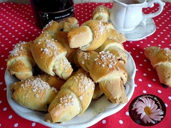 Rogalik drożdżowy z dżemem jeżynowym