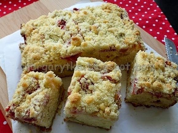 Ciasto na maślance z rabarbarem i kruszonką