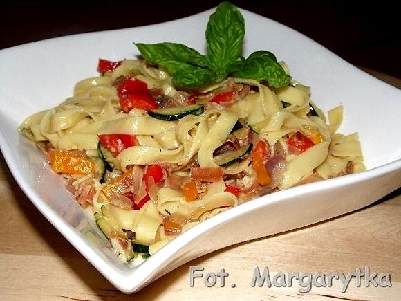 Makaron z warzywami i prosciutto w sosie jajeczno-serowym