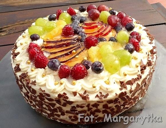 Biały tort z owocami